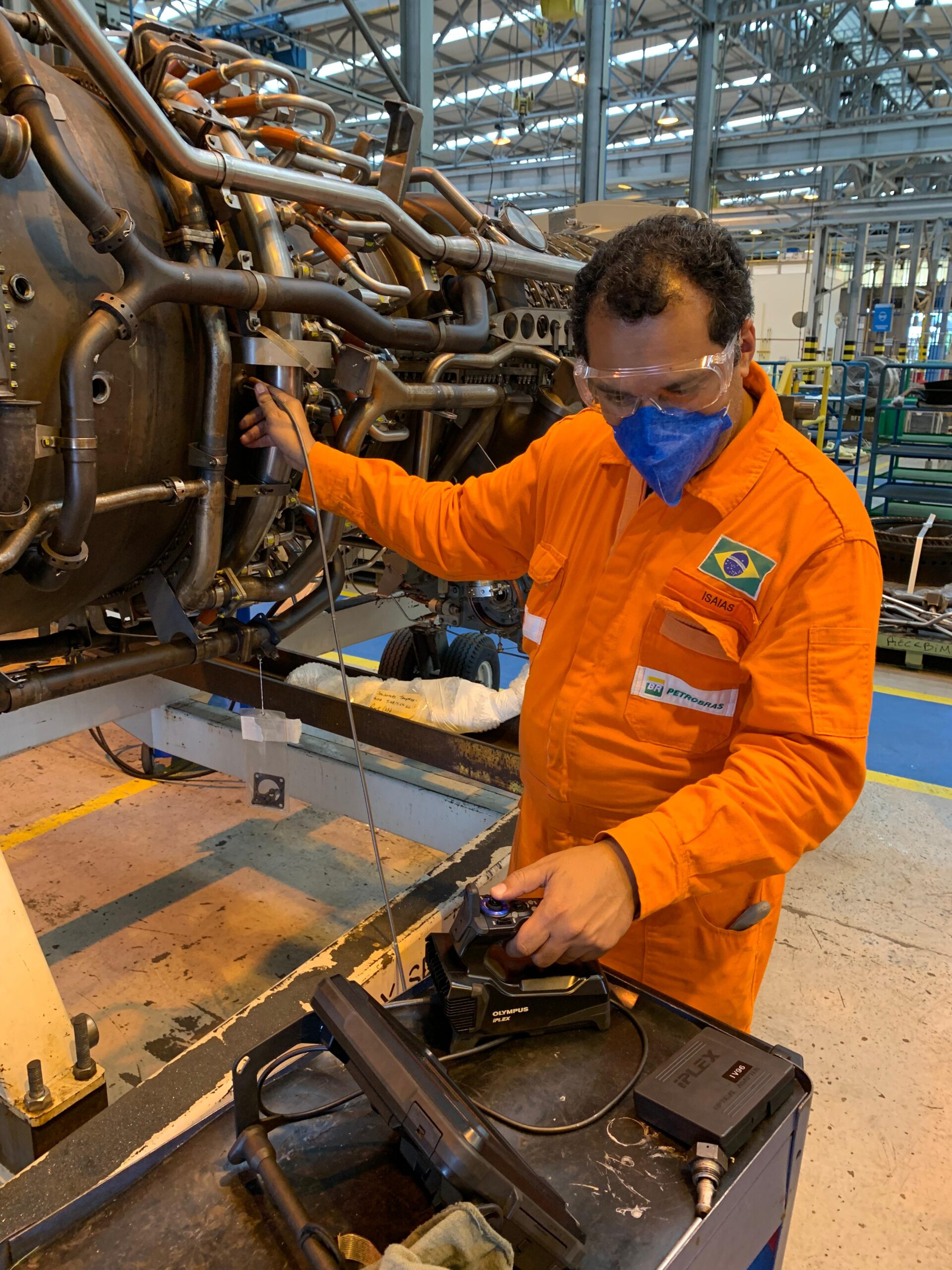 Isaías realizando boroscopia com equipamento Olympus
